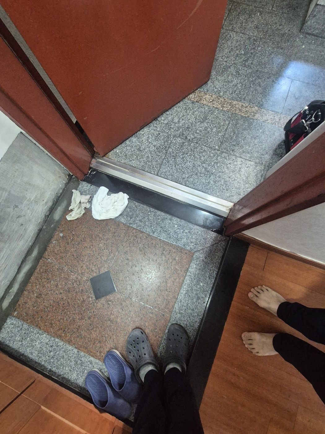현관 문턱과 주변 실내 바닥