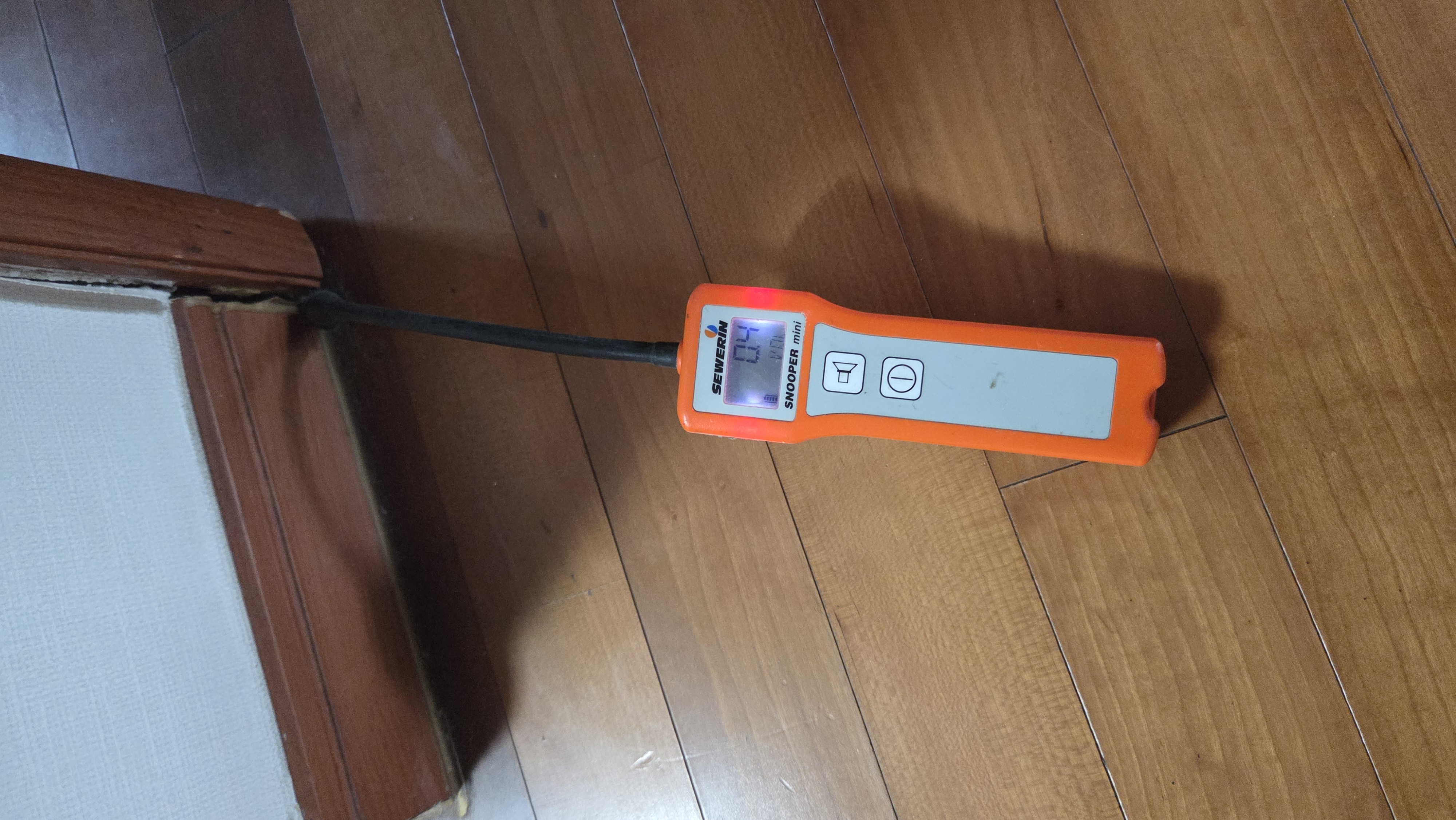 마루 바닥과 벽 모서리를 살피는 탐지 장비