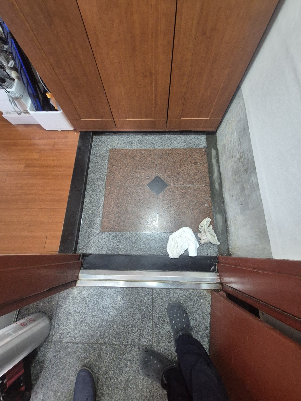 문턱과 타일 바닥 주변 모습