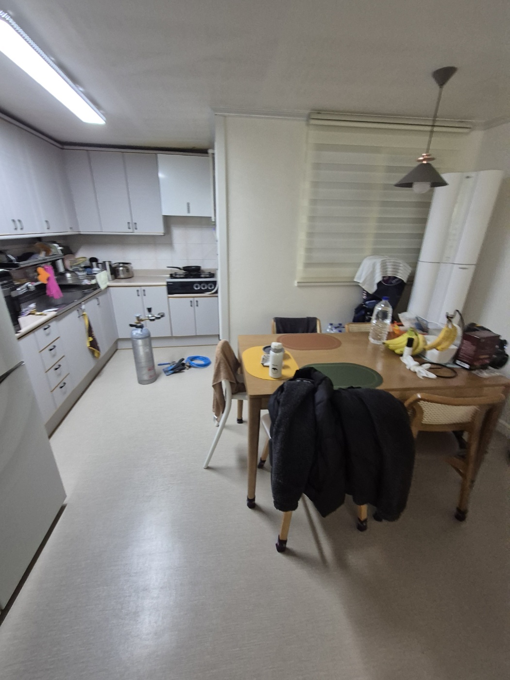 천장과 창문이 보이는 주방 전경과 바닥의 검사 장비